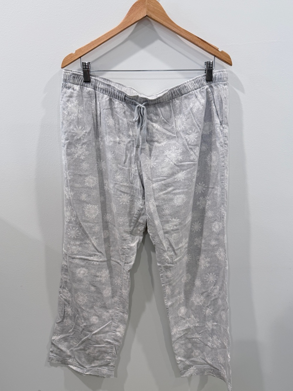 Women's Snowflake Print Drawstring Light Gray Pajama Bottoms with Pockets